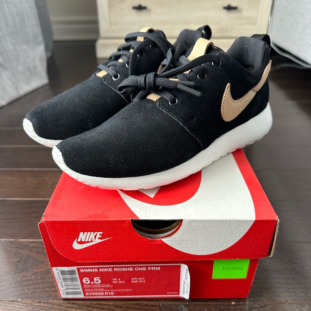 Nike Roshe One Shoes